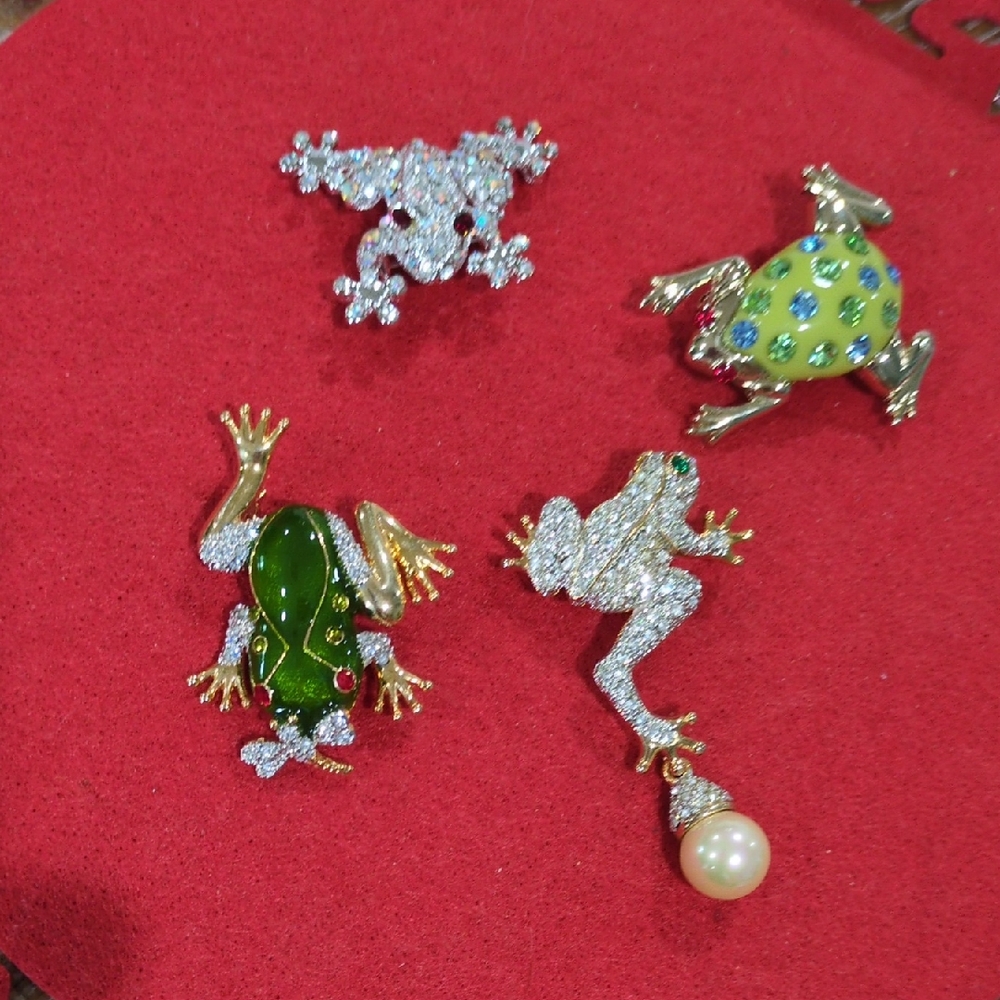 Elegant Frog Brooch Set with Crystals and Pearl